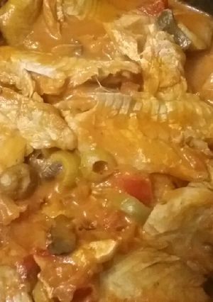Una foto de Pescado con aceitunas echo en olla
