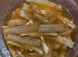 Una foto de Escabeche de Pencas de Acelga 🥬🤤🥳