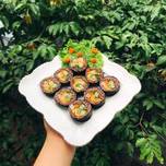 Hình của món Kimbap gạo lứt (cơm cuộn gạo lứt).