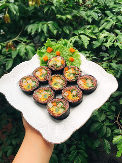 Hình của món Kimbap gạo lứt (cơm cuộn gạo lứt).