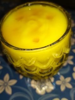 Mango milkshake topped with honey செய்முறை முக்கிய புகைப்படம்