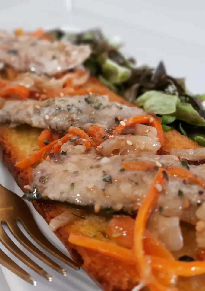 Una foto de Torrada de sardinas en escabeche