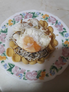 Una foto de Gulas con huevo frito