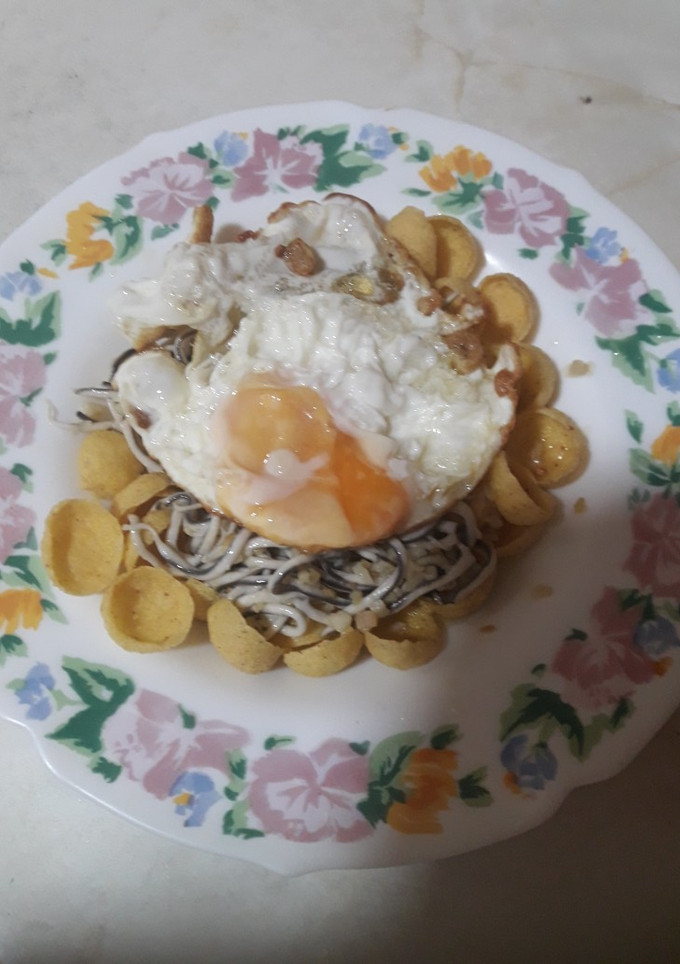 Una foto de Gulas con huevo frito