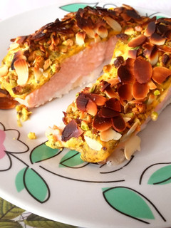 Una foto de Salmón al horno con mostaza y almendras
