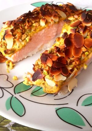 Una foto de Salmón al horno con mostaza y almendras