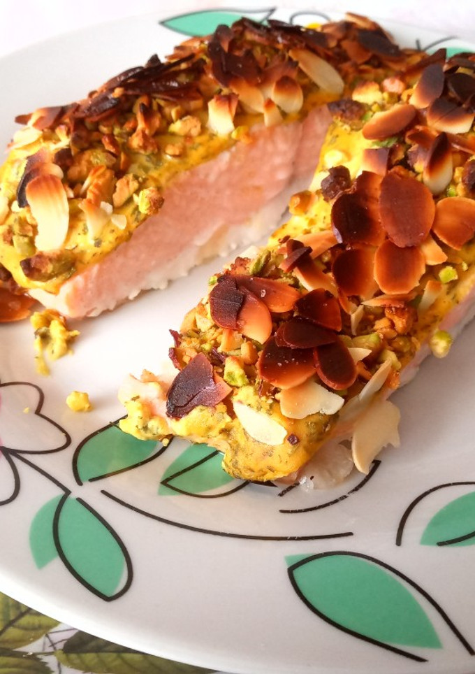 Una foto de Salmón al horno con mostaza y almendras