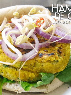 Una foto de Hamburguesa de garbanzos con brotes de soja y espinacas