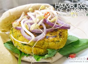 Una foto de Hamburguesa de garbanzos con brotes de soja y espinacas