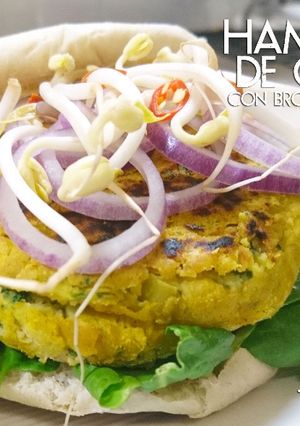 Una foto de Hamburguesa de garbanzos con brotes de soja y espinacas