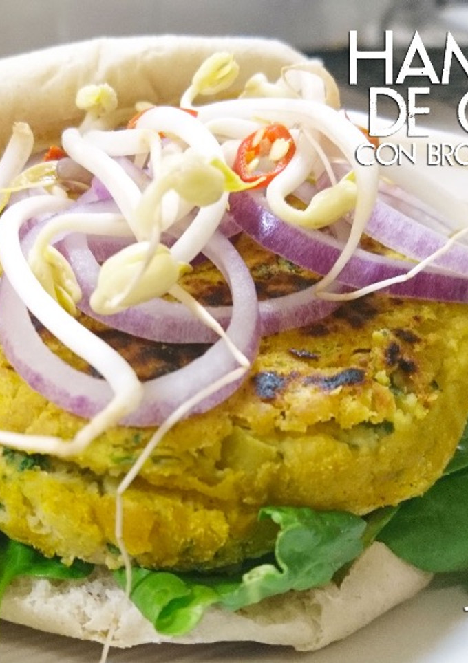Una foto de Hamburguesa de garbanzos con brotes de soja y espinacas