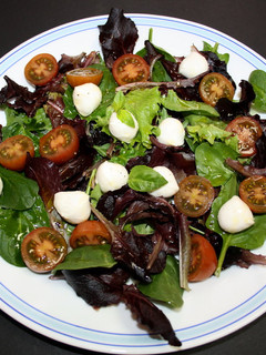 Una foto de Ensalada de brotes con tomate y mozzarella