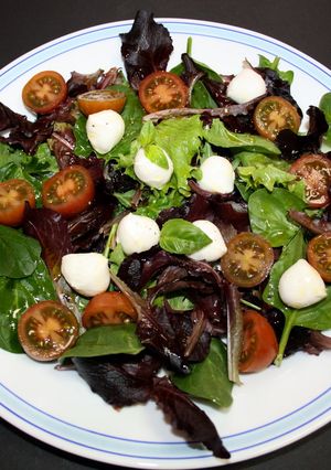 Una foto de Ensalada de brotes con tomate y mozzarella