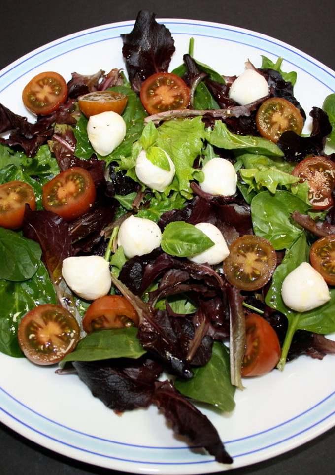 Una foto de Ensalada de brotes con tomate y mozzarella