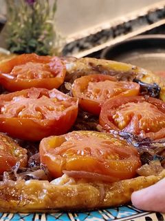 Una foto de Tarta tatín de tomate y cebolla caramelizada