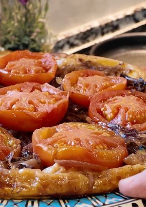 Foto principal de Tarta tatín de tomate y cebolla caramelizada