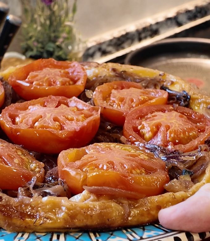 Foto principal de Tarta tatín de tomate y cebolla caramelizada