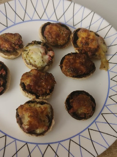 Una foto de Champiñones rellenos de jamón y queso