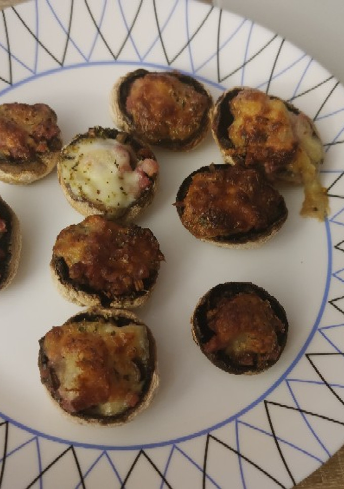 Una foto de Champiñones rellenos de jamón y queso