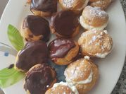 Una foto de profiteroles de nata y chocolate
