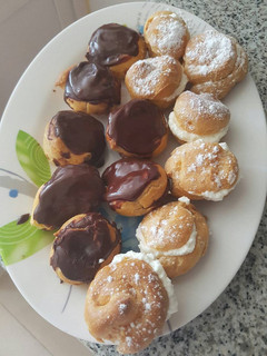 Una foto de Profiteroles de nata y chocolate