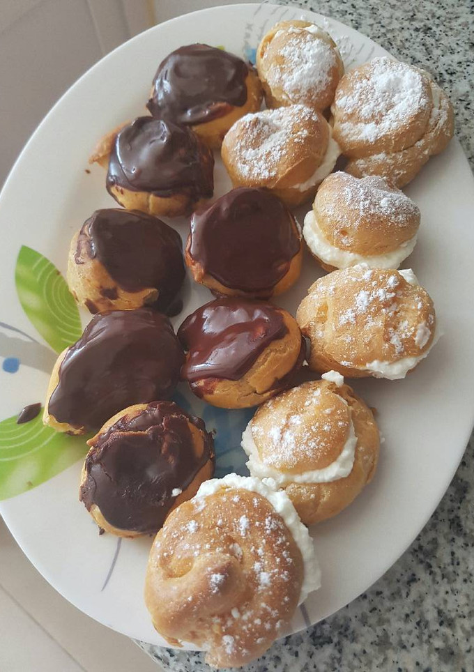 Una foto de Profiteroles de nata y chocolate
