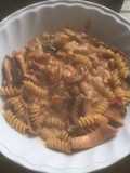 Fusillis en crema de verdeo con calamares y olivas negras