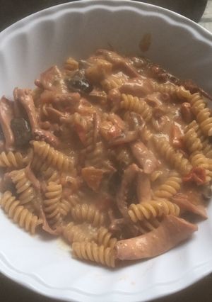 Una foto de Fusillis en crema de verdeo con calamares y olivas negras