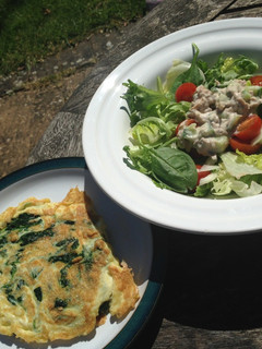 Una foto de Tortilla y ensalada de espinacas 🌱 🥗