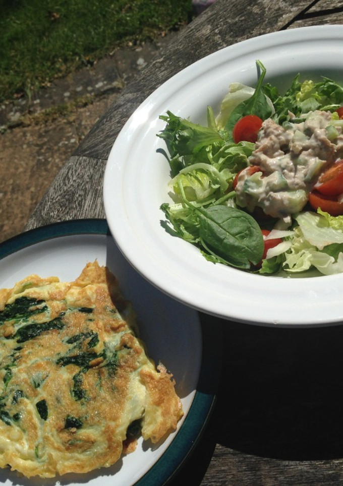 Una foto de Tortilla y ensalada de espinacas 🌱 🥗
