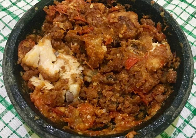 Resep Ayam geprek ft sambal bawang ala spesial sambal (SS) yang Menggugah Selera