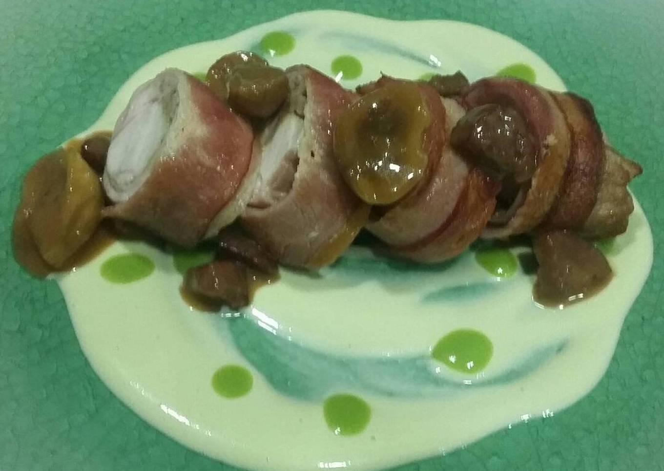 Flamenquín de pollo y bacon con emulsión de guisantes y manzana