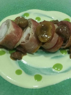 Una foto de Flamenquín de pollo y bacon con emulsión de guisantes y manzana
