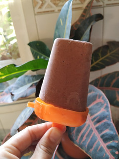 Una foto de Helado de plátano, fresa y choco sin azúcar!