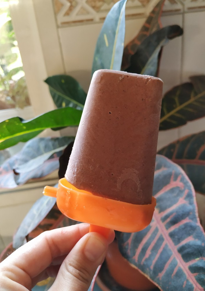 Una foto de Helado de plátano, fresa y choco sin azúcar!