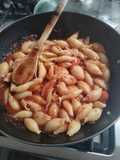 Caracoles con salsa de tomates casera y tomates Cherry