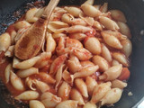 Caracoles con salsa de tomates casera y tomates Cherry