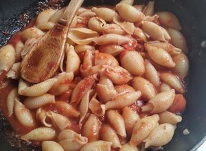Una foto de Caracoles con salsa de tomates casera y tomates Cherry