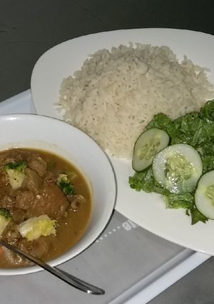A picture of Chicken Peppersoup, served with White rice.