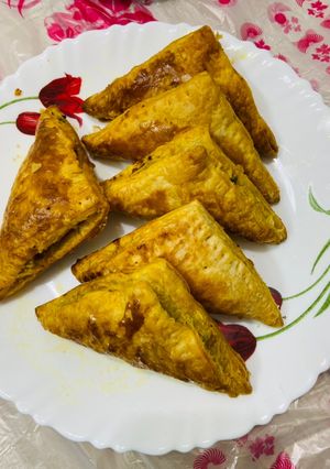 A picture of Mutton puff pastry.