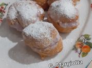 Una foto di mousse ai frutti di bosco