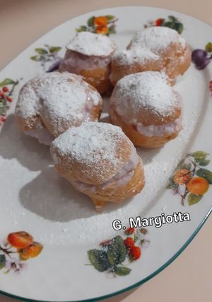 Foto di Bignè con mousse di yogurt al mirtillo