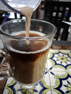 Una foto de Café con Baileys ☕🍾