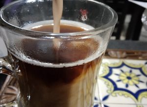 Una foto de Café con Baileys ☕🍾