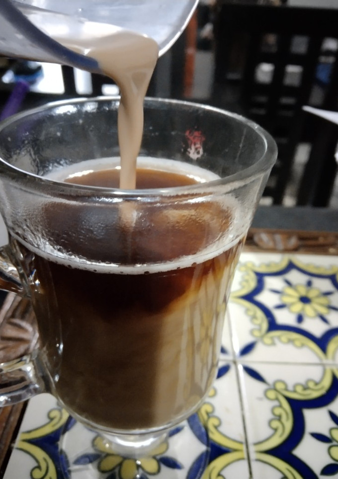 Una foto de Café con Baileys ☕🍾