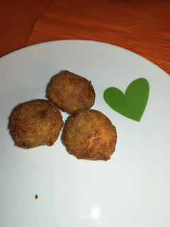 Una foto de Croquetas de bacon y cebolla caramelizada