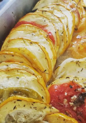 Une photo de TIAN de courgette jaune 🍅🥒🧅