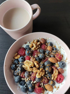 Una foto de Bol de kéfir y yogur con frutos rojos