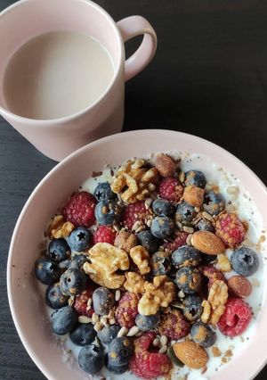 Una foto de Bol de kéfir y yogur con frutos rojos