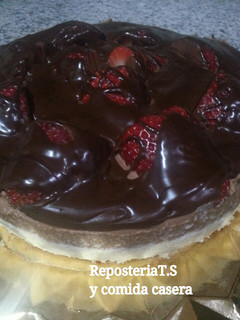 Una foto de Tarta de mousse de chocolate negro y blanco y fresas